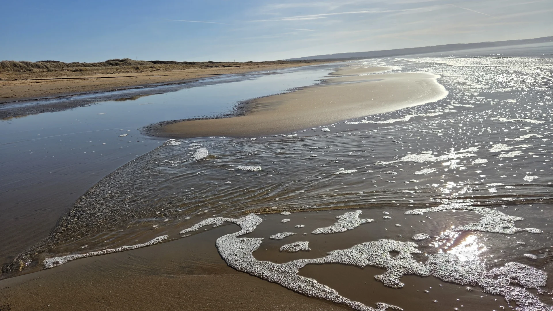 Kustens EL AB servicebil på stranden